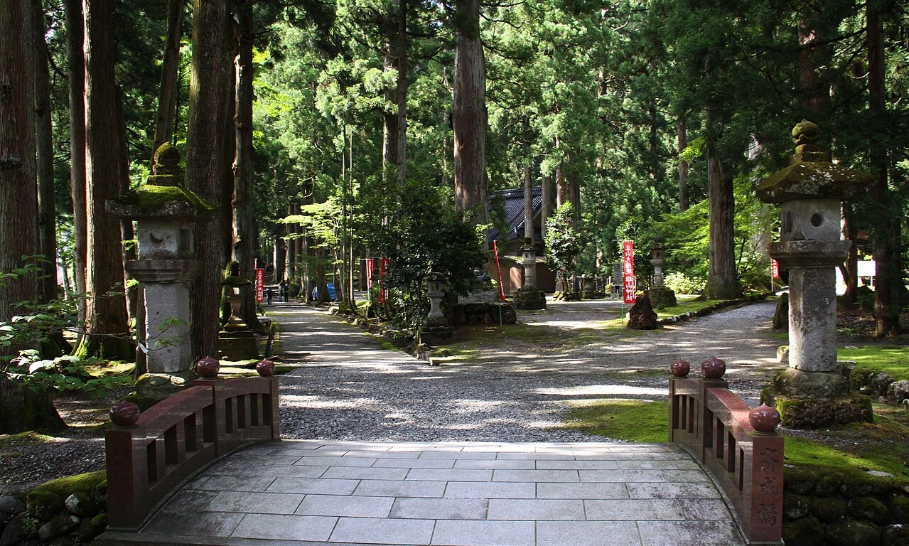 雄山神社 中宮祈願殿 境内